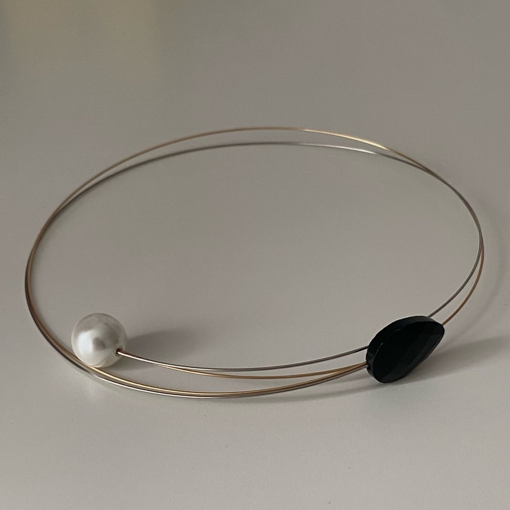 Minimalist Two-Tone Wire Choker with Black Agate and Shell Pearl